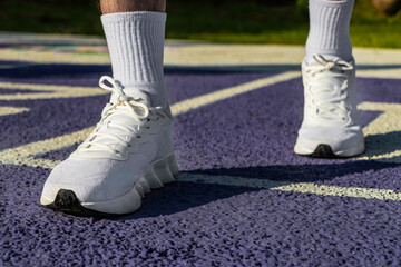 Pies de persona en posición para correr