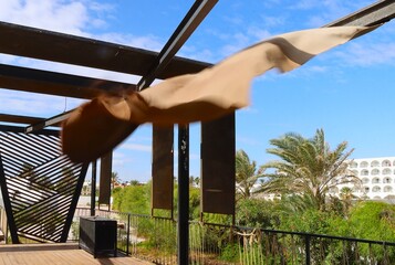 opuszczony hotel na brzegu morza śródziemnego na wietrze powiewa stara zasłona przeciwsłoneczna. © Pawel Zabczyk