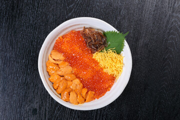 うにいくら丼（俯瞰写真）Sea Urchin and Salmon Roe Rice Bowl