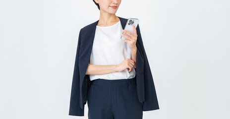 携帯を持つ女性