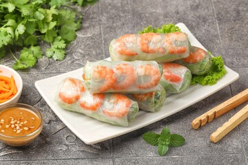 Gỏi cuốn, Vietnamese spring rolls, summer spring rolls, or salad spring rolls, a traditional dish in Vietnamese cuisine consisting of chicken, shrimp, vegetables, bún, and other ingredients wrapped in