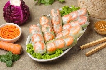 Gỏi cuốn, Vietnamese spring rolls, summer spring rolls, or salad spring rolls, a traditional dish in Vietnamese cuisine consisting of chicken, shrimp, vegetables, bún, and other ingredients wrapped in