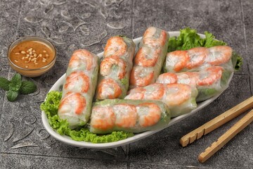 Gỏi cuốn, Vietnamese spring rolls, summer spring rolls, or salad spring rolls, a traditional dish in Vietnamese cuisine consisting of chicken, shrimp, vegetables, bún, and other ingredients wrapped in