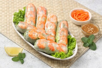 Gỏi cuốn, Vietnamese spring rolls, summer spring rolls, or salad spring rolls, a traditional dish in Vietnamese cuisine consisting of chicken, shrimp, vegetables, bún, and other ingredients wrapped in