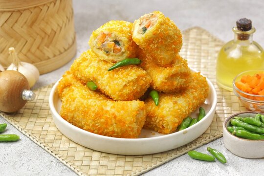 Risoles ragout is a risoles snack that has a ragout filling which is a filling of chicken and vegetables
