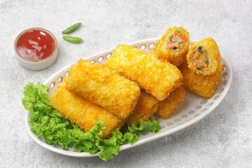 Risoles ragout is a risoles snack that has a ragout filling which is a filling of chicken and vegetables