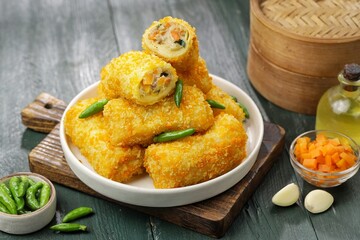 Gỏi cuốn, Vietnamese spring rolls, summer spring rolls, or salad spring rolls, a traditional dish in Vietnamese cuisine consisting of chicken, shrimp, vegetables, bún, and other ingredients wrapped in