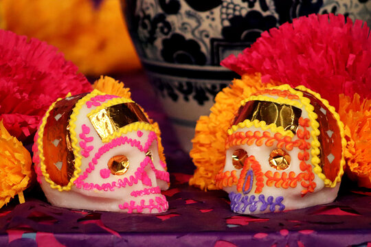 Calavera de az&uacute;car, dulce tradicional de los festejos y las ofrendas del D&iacute;a de Muertos en M&eacute;xico.