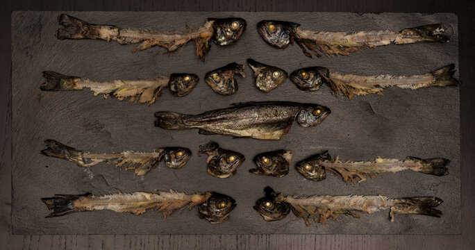 Raspas de pescado  sobre pizarra negra