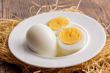 As for the tableware, the soft, golden-yellow, and nutritious oily egg yolks...