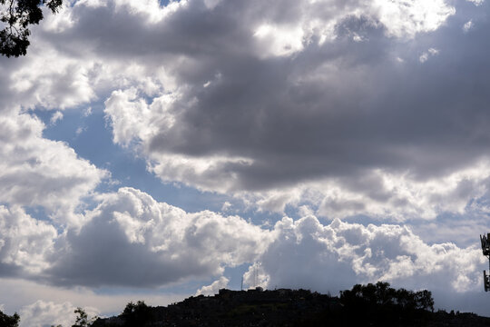 cielo con grandes nubes con la luz del sol atrás 