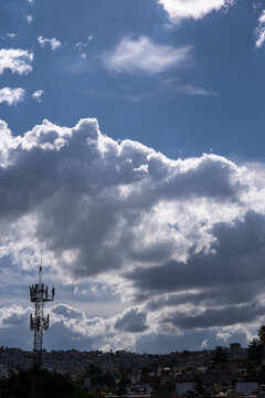 cielo nublado con luz del sol trasera y antena