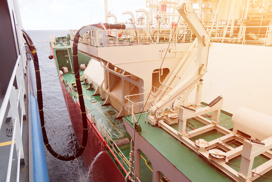 LNG Bunkering, Ship-to-ship operation between tanker and dual-fuel LNG-Powered Vessel
