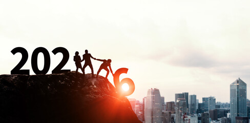 2026年へ年号を更新する人々　ビジネス向け2026年新年イメージ　令和8年年賀状素材