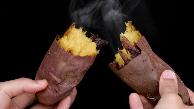 半分に割った焼き芋から湯気が立ち上る4K動画