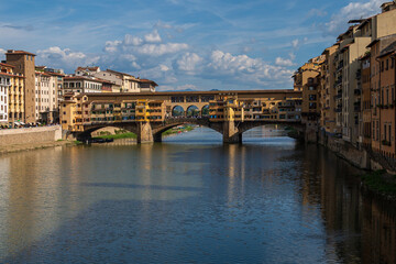 Fototapeta premium ponte vecchio in florence Italy in sunny day