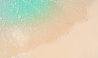 The surface of the water in shallow water.
The water is clear and bright blue.
Sunlight penetrates the water, creating glare and reflections.
The image conveys a feeling of freshness and tranquility.
