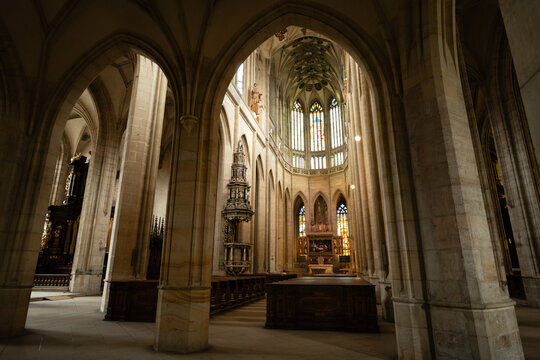 Kutn&aacute; Hora, Czech Republic &ndash; August 8, 2025: Side aisle view of St. Barbara&rsquo;s Cathedral with Gothic arches framing the ornate Baroque altar and chancel in Kutn&aacute; Hora