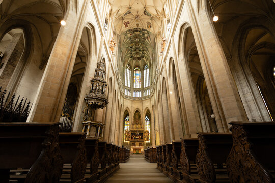 Kutn&aacute; Hora, Czech Republic &ndash; August 8, 2025: Central nave of St. Barbara&rsquo;s Cathedral with wooden pews leading to ornate Baroque altar and Gothic vaulted ceiling in Kutn&aacute; Hora