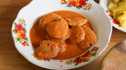 Gulai Jengkol" ( Jengkol Curry ) is one of the popular dishes in Indonesian restaurants and is one of the favorite menus. Minangkabau food