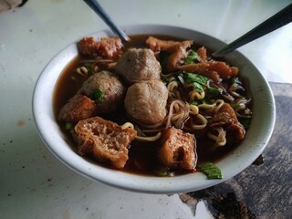 Meatballs are a popular dish found throughout Indonesia , from street vendors to large restaurants. Various types of meatballs are now widely available as frozen meals in supermarkets and malls. 