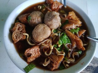 Meatballs are a popular dish found throughout Indonesia , from street vendors to large restaurants. Various types of meatballs are now widely available as frozen meals in supermarkets and malls. 