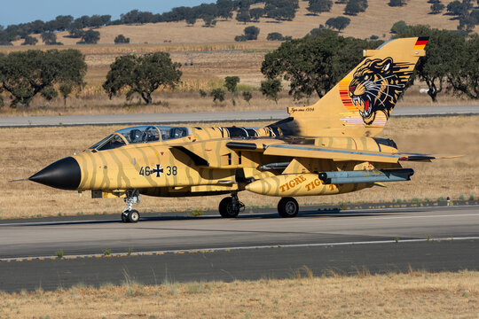 Panavia Tornado de la Luftwaffe con decoraci&oacute;n especial Tiger Meet carreteando camino de despegar