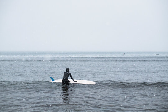 Solo Woman going surfing in the snow