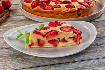 Strawberry pie tart served mint