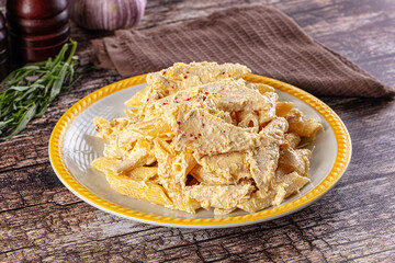 Creamy pasta Alfredo with chicken