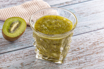 Sweet detox green kiwi smoothie