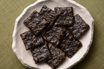 和皿に盛った黒ごませんべい