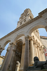 Obraz premium Sphinx et arches du palais de Dioclétien avec le clocher de la Cathédrale Saint-Domnius de Split au second plan