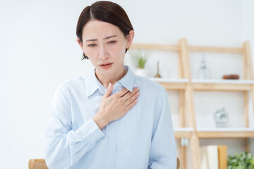 胸が痛い女性