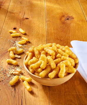 Flips in heller Holzschale auf hellem Holzbrett