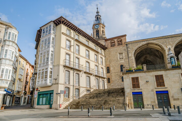 Obraz premium Plaza de la Virgen Blanca (White Virgin Square) and San Miguel Church Tower, Vitoria Gasteiz