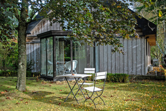 Maison en bois, V&eacute;randa, Salon de jardin blanc, Table et chaises de jardin, Pelouse en automne, Jardin Malik, Pl&eacute;lan le Petit, 22, C&ocirc;tes-d'Armor, France