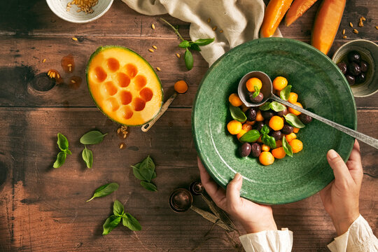 melon and olives sald