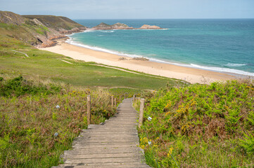 point de vue cap d'erquy plage du lourtuais sous un beau ciel bleu