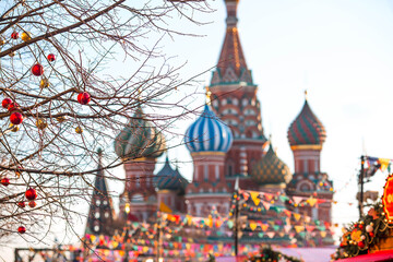 Obraz premium Holiday decorations on the streets of Moscow in front of St. Basil's Cathedral. Beautiful Christmas background for 2026. Decor concept for the New Year.