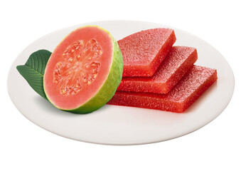 prato com goiabada acompanhado de goiabas maduras vermelhas isolado em fundo transparente