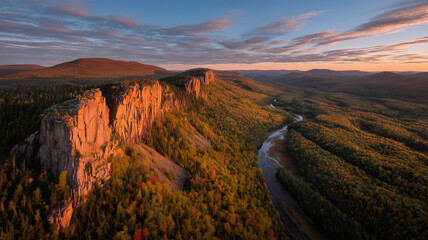夕陽に染まる赤い岩壁の絶景