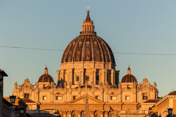 Obraz premium Saint Peter's Basilica dome glowing in sunset light
