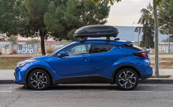Vista lateral de un autom&oacute;vil Toyota C-HR Hybrid con cofre de techo aparcado en una calle de Madrid, Espa&ntilde;a, 10 de noviembre de 2025
