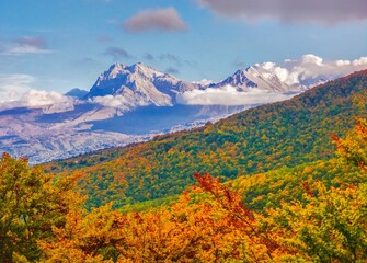 Naklejka premium Monte Gorzano, Italy - The highest peak in the mountain range named Monti della Laga, with Cento Fonti waterfalls and hikers who practice trekking in altitude, in autumn with foliage
