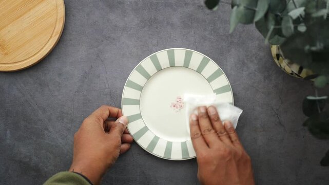 Cleaning a plate with simple methods at home