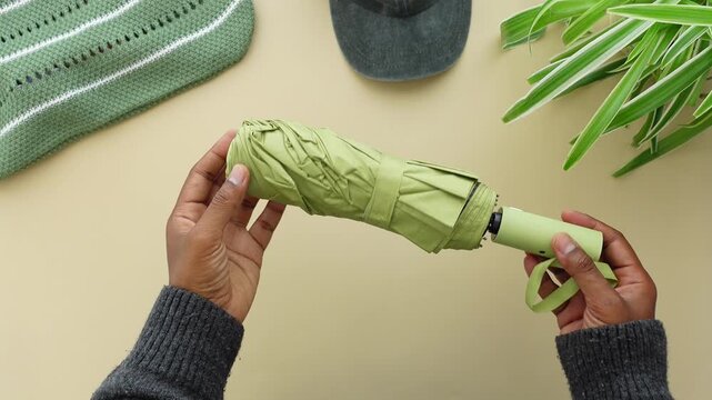 How to make a stylish umbrella wrap with simple steps