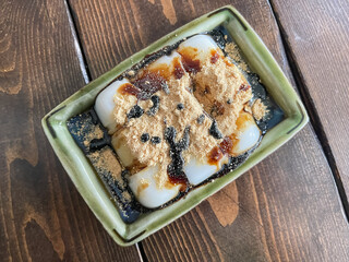 こんにゃく粉で作った甘いミルク餅。黒蜜ときなこをトッピング。