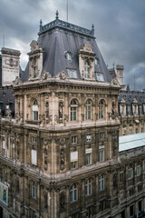 Obraz premium vue d'un ciel nuageux sur le tit de la mairie de Paris en France