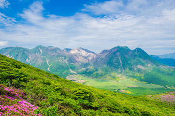 Fototapeta premium 大船山登山道から望む三俣山・中岳